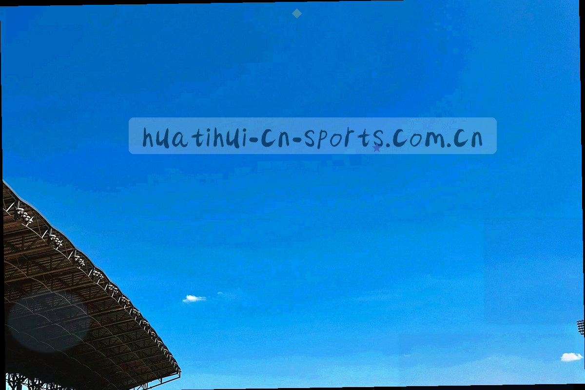 战术板上线条与标注箭头的局部俯拍，用于示意条目之间的对应关系